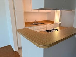 6827 Whitsett Ave in North Hollywood, CA - Foto de edificio - Building Photo