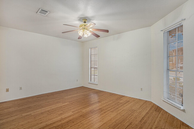 510 Clarence St in Tomball, TX - Building Photo - Building Photo