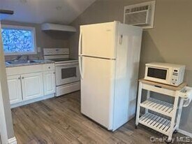 10 Abby Dr in East Northport, NY - Building Photo