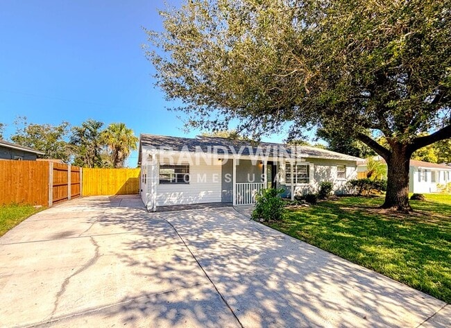 6028 Flora Terrace in Apollo Beach, FL - Building Photo - Building Photo