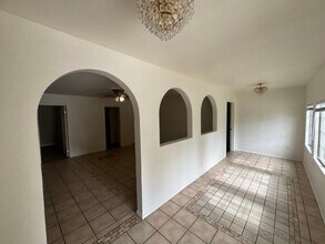 5643 W Phillips St in Ontario, CA - Foto de edificio - Building Photo