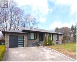 2 Groveland Crescent in Toronto, ON - Building Photo