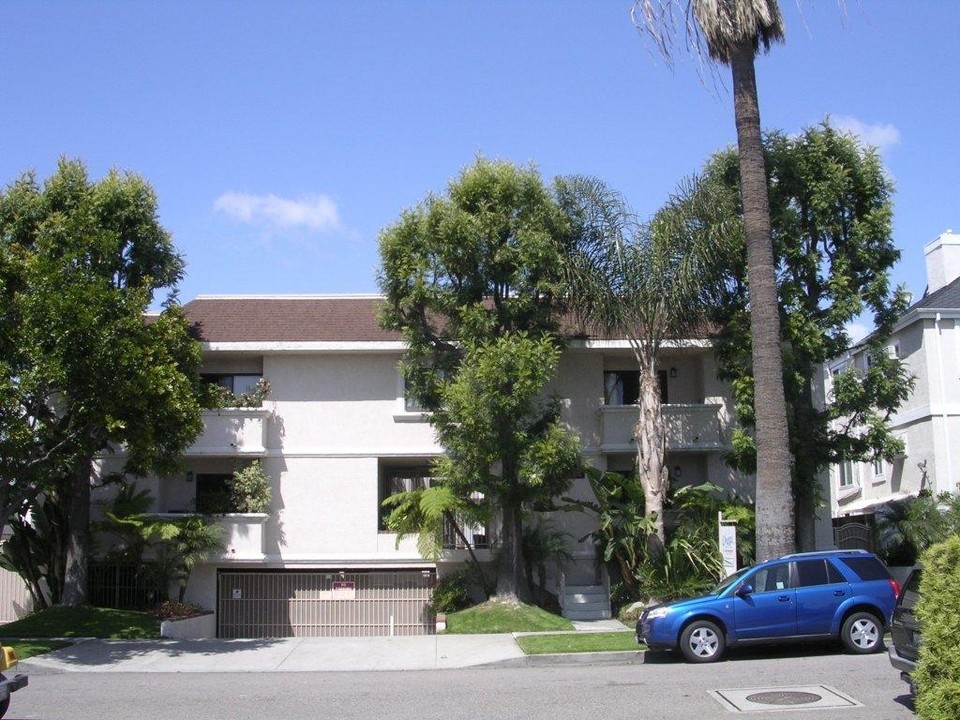 9715 Charnock Ave in Los Angeles, CA - Building Photo