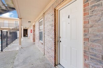 107 E Willowick Ave in Friendswood, TX - Building Photo - Building Photo