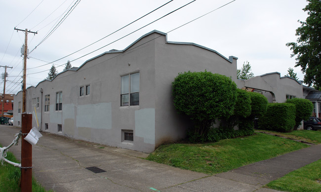 Lincoln Court Apartments in Eugene, OR - Building Photo - Building Photo