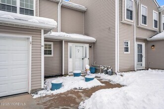 33 S Pointe Cir in Tinton Falls, NJ - Building Photo - Building Photo