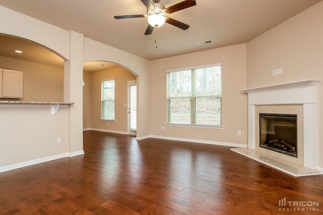 216 Stillwood Dr in Newnan, GA - Building Photo - Building Photo