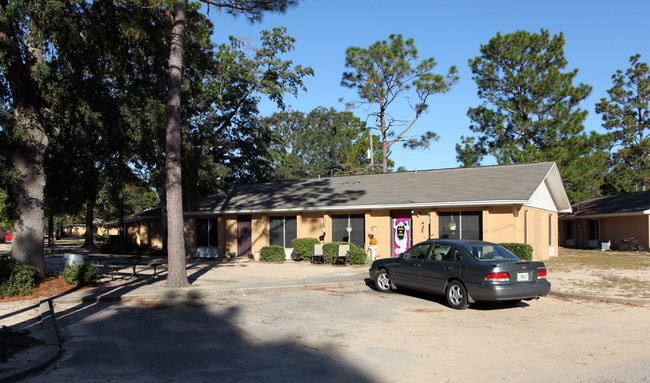 Oakwood Apartments in Milton, FL - Building Photo - Building Photo