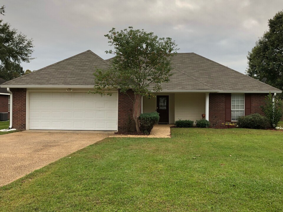 237 Riverbend Dr in Byram, MS - Building Photo
