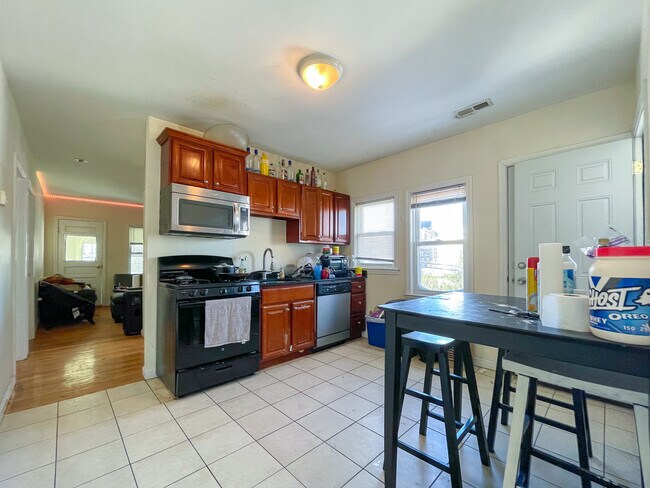 28 Linden St, Unit 1 in Boston, MA - Building Photo - Building Photo