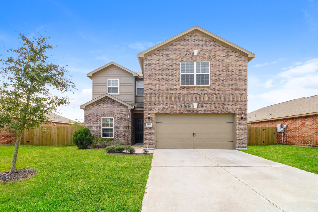 1110 Hollow Stone Dr in Arcola, TX - Building Photo