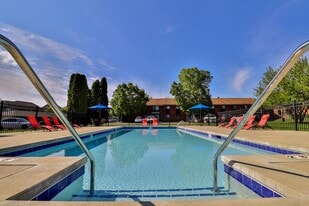 Alverno Pool Apartments in Milwaukee, WI - Building Photo