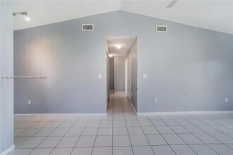 318 NW 114th Ave in Miami, FL - Building Photo - Building Photo