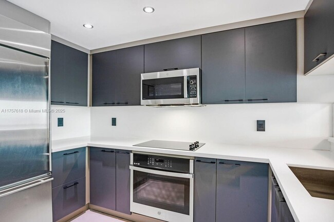 540 West Ave, Unit 2211 in Miami Beach, FL - Foto de edificio - Building Photo