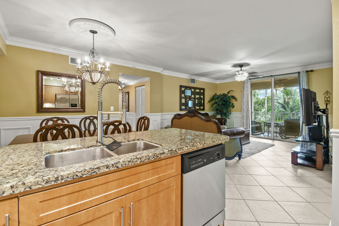 6450 Emerald Dunes Dr, Unit 304 in West Palm Beach, FL - Foto de edificio