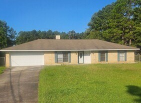 105 Amelia Dr in Leesville, LA - Building Photo