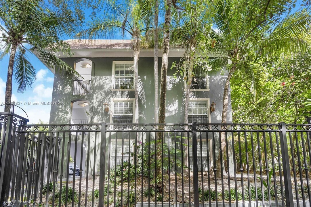 3245 Virginia St in Miami, FL - Building Photo