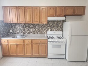 60-48 68th Rd in Queens, NY - Foto de edificio - Building Photo