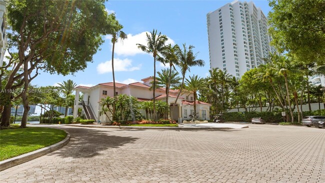 3245 NE 184th St in North Miami Beach, FL - Building Photo - Building Photo