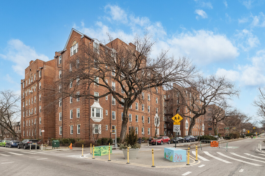 7217 34th Ave in Flushing, NY - Building Photo