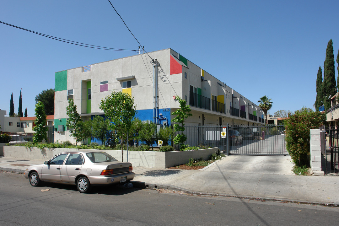 8729 Willis Ave in Panorama City, CA - Building Photo