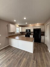 185 Bald Cypress Ct in Hollister, MO - Building Photo - Building Photo