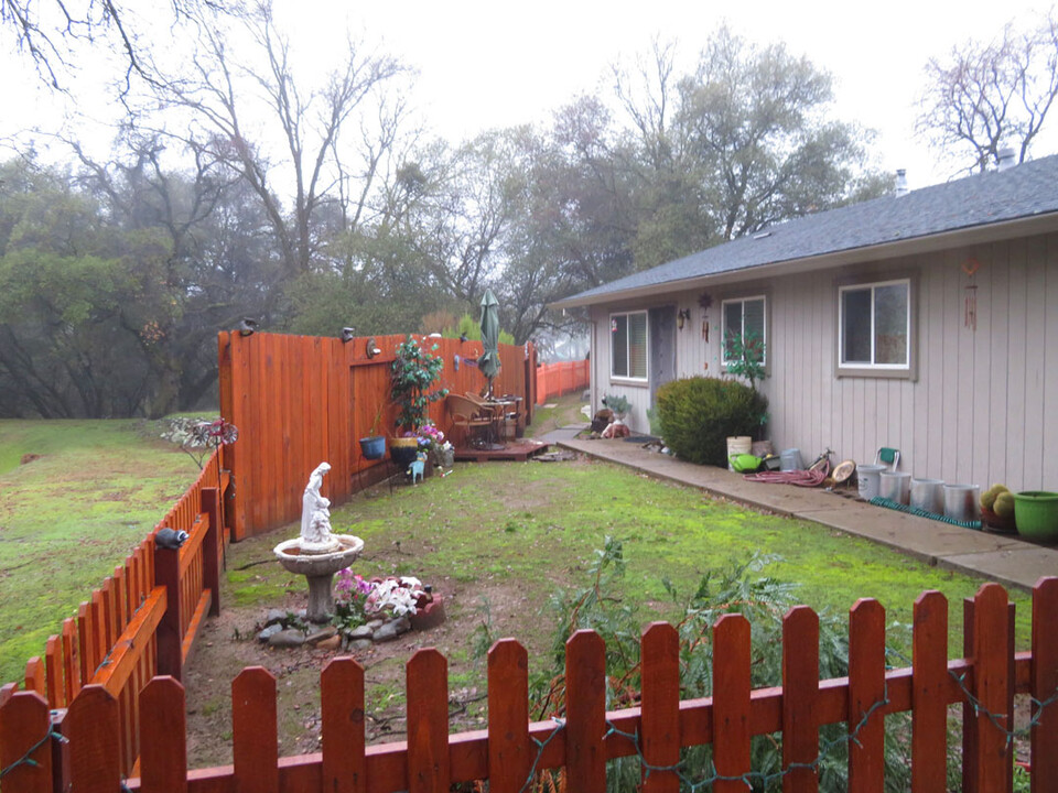 1242 Los Robles Rd in Placerville, CA - Building Photo