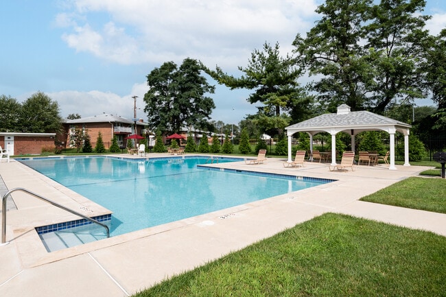 Carlton Apartments in Ewing, NJ - Foto de edificio - Building Photo