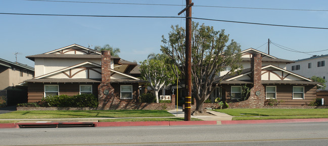 Royal Manor Apartments in Covina, CA - Foto de edificio - Building Photo