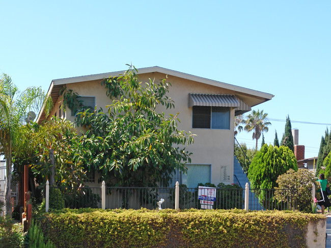 2117-2123 Grand Ave in San Diego, CA - Foto de edificio - Building Photo