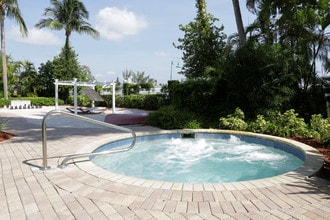 The Falls At Marina Bay in Fort Lauderdale, FL - Foto de edificio - Building Photo