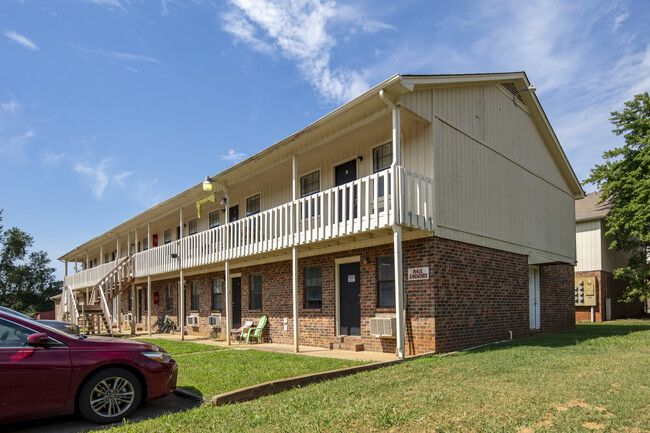 A2(ARK-1) Midtown Manor in Huntsville, AL - Foto de edificio - Building Photo