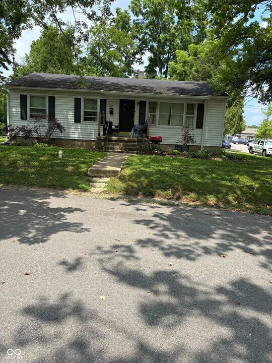 210 W Sycamore St in Zionsville, IN - Building Photo