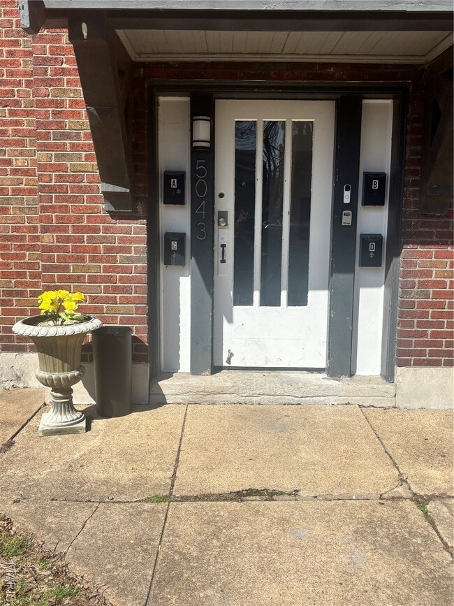 5043 Alaska Ave in St. Louis, MO - Foto de edificio - Building Photo