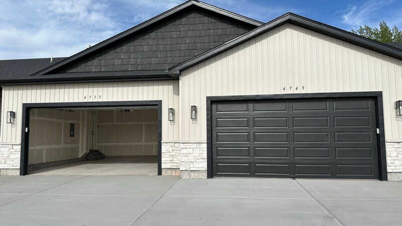 4735 Legacy Vlg Ln in Ammon, ID - Building Photo