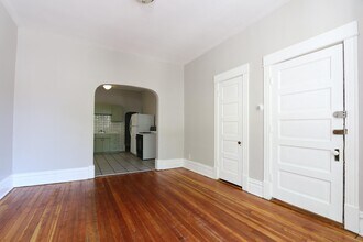 2440 S Oakley Ave, Unit 1 in Chicago, IL - Building Photo - Building Photo