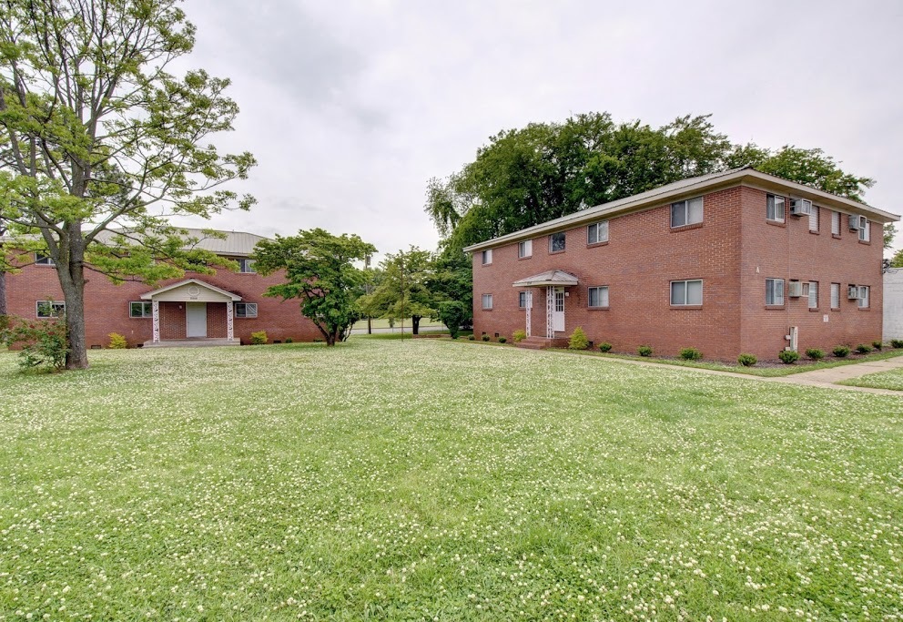 Red Brick Court in Huntsville, AL - Foto de edificio