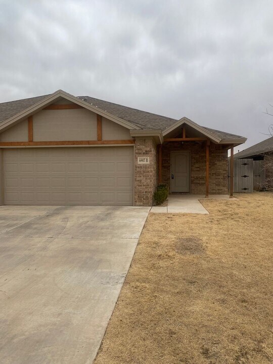 6907 67th St in Lubbock, TX - Building Photo