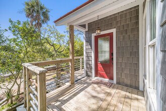 208 E Cooper Ave in Folly Beach, SC - Foto de edificio - Building Photo