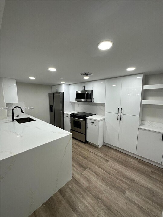 9735 NW 49th Terrace in Doral, FL - Foto de edificio