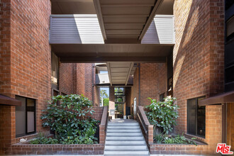 1033 Carol Dr in West Hollywood, CA - Building Photo - Building Photo