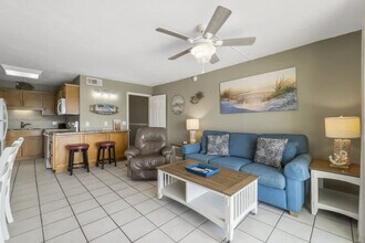 8743 Thomas Dr in Panama City Beach, FL - Foto de edificio - Building Photo