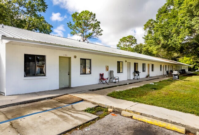 2406 11th St W in Bradenton, FL - Foto de edificio - Building Photo