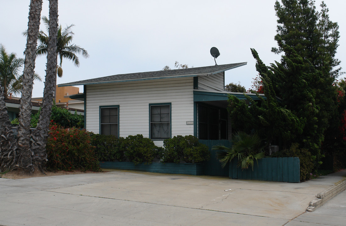 821 Agate St in San Diego, CA - Building Photo