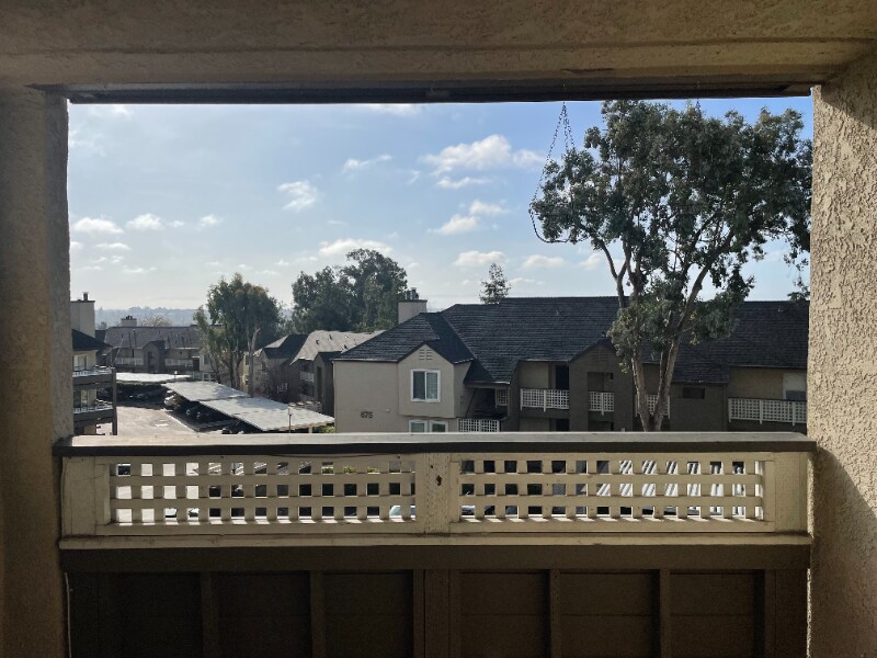 685 Dartmore Ln in Hayward, CA - Foto de edificio