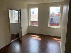 306 Jacksonia St, Unit #2 in Pittsburgh, PA - Building Photo