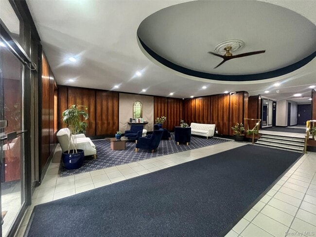 666 Pelham Rd in New Rochelle, NY - Building Photo - Building Photo