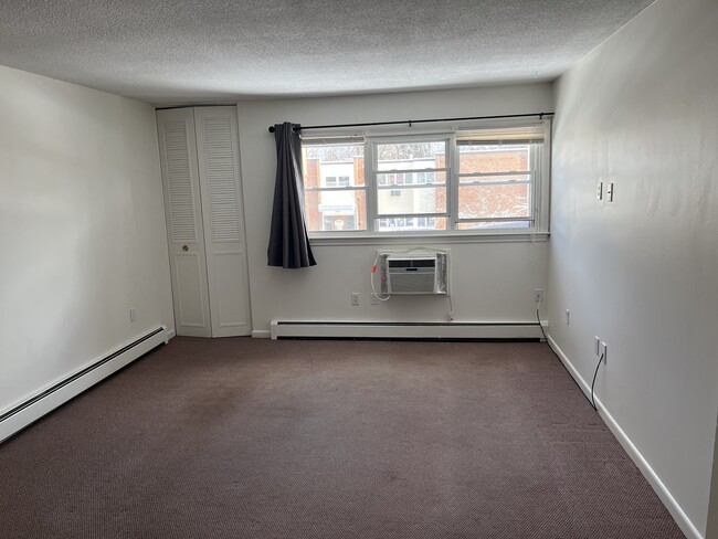 2 Thompson Rd, Unit B in Manchester, CT - Building Photo - Building Photo