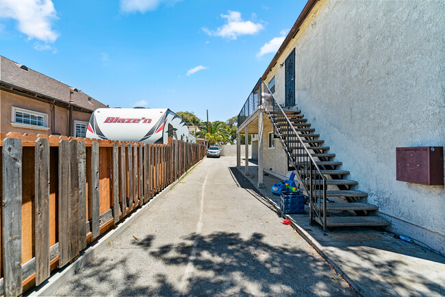 1820 Menlo Ave in Los Angeles, CA - Building Photo - Building Photo