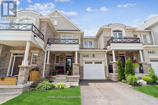 3440 Vernon Powell Dr in Oakville, ON - Building Photo - Building Photo